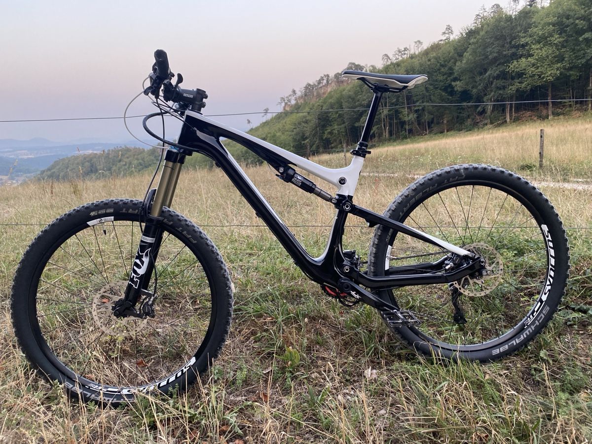 Scott Biciclette: Scott Genius 720 Fully mit Fox/M Carbon/weiss/schwarz – Usato da Rickenbach SO venduto da Tsira