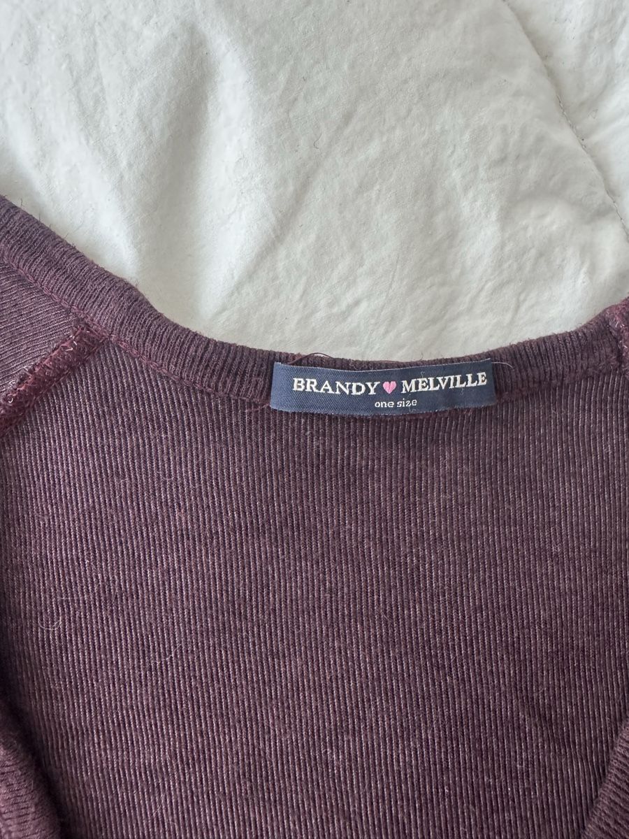 Brandy Melville Pulls & Sweat-shirts: Pull Brandy Melville bordeaux col V taille unique – D'occasion à Genève par lejardindesvetements 2