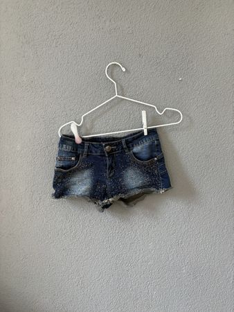 Short en jean bleu avec strass, bouton tête de mort