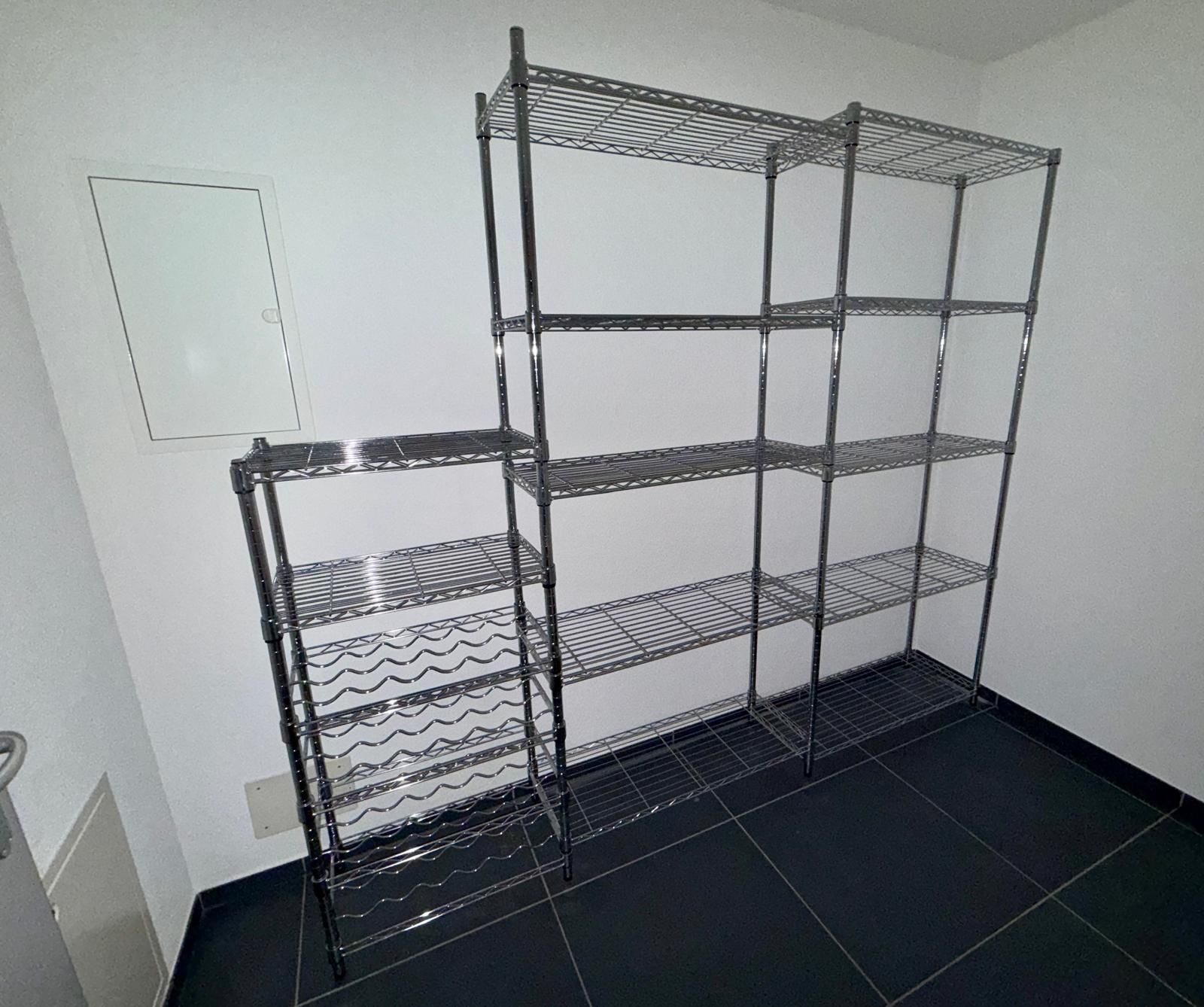 Scaffali: Robustes Metallregal mit Weinregal – Usato da Niederuzwil venduto da fam.cajo