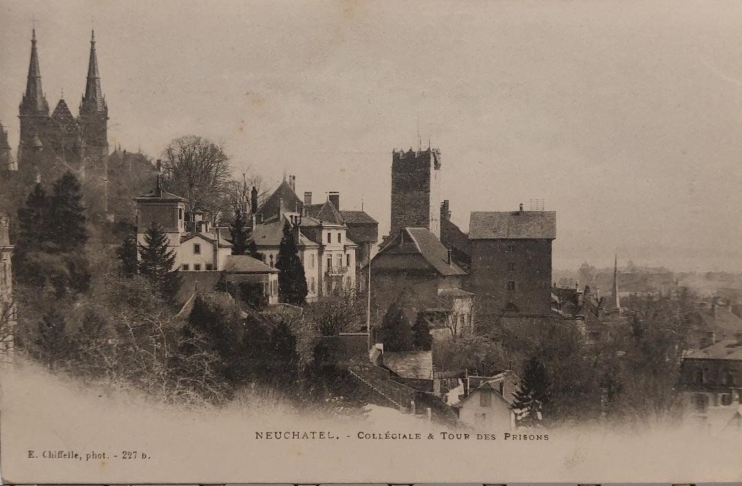 Cartoline postali: NEUCHÂTEL - Collégiale & Tour des Prisons – Usato da Delémont venduto da Domdom1