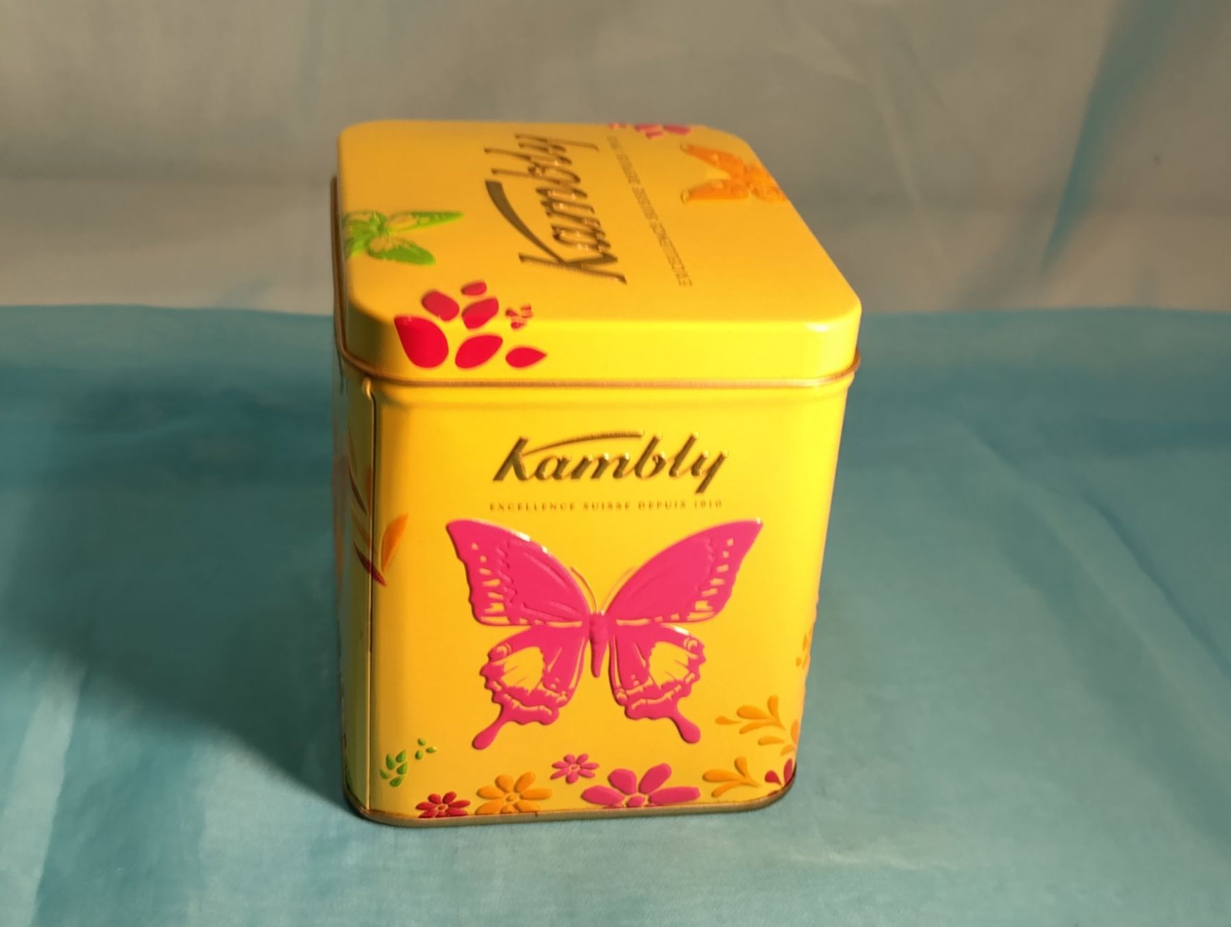 Kambly Autres décorations & accessoires: Kambly Blechbüchse mit Schmetterlingen, hellgelb – D'occasion à Bellach par JingleCherry 1