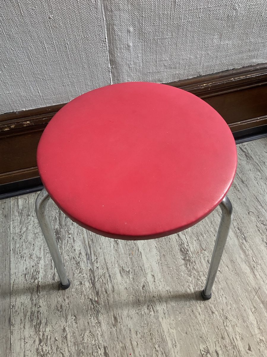 Hocker: Roter Hocker, vintage, top Zustand! – Gebraucht aus Zürich von Unique2400 2