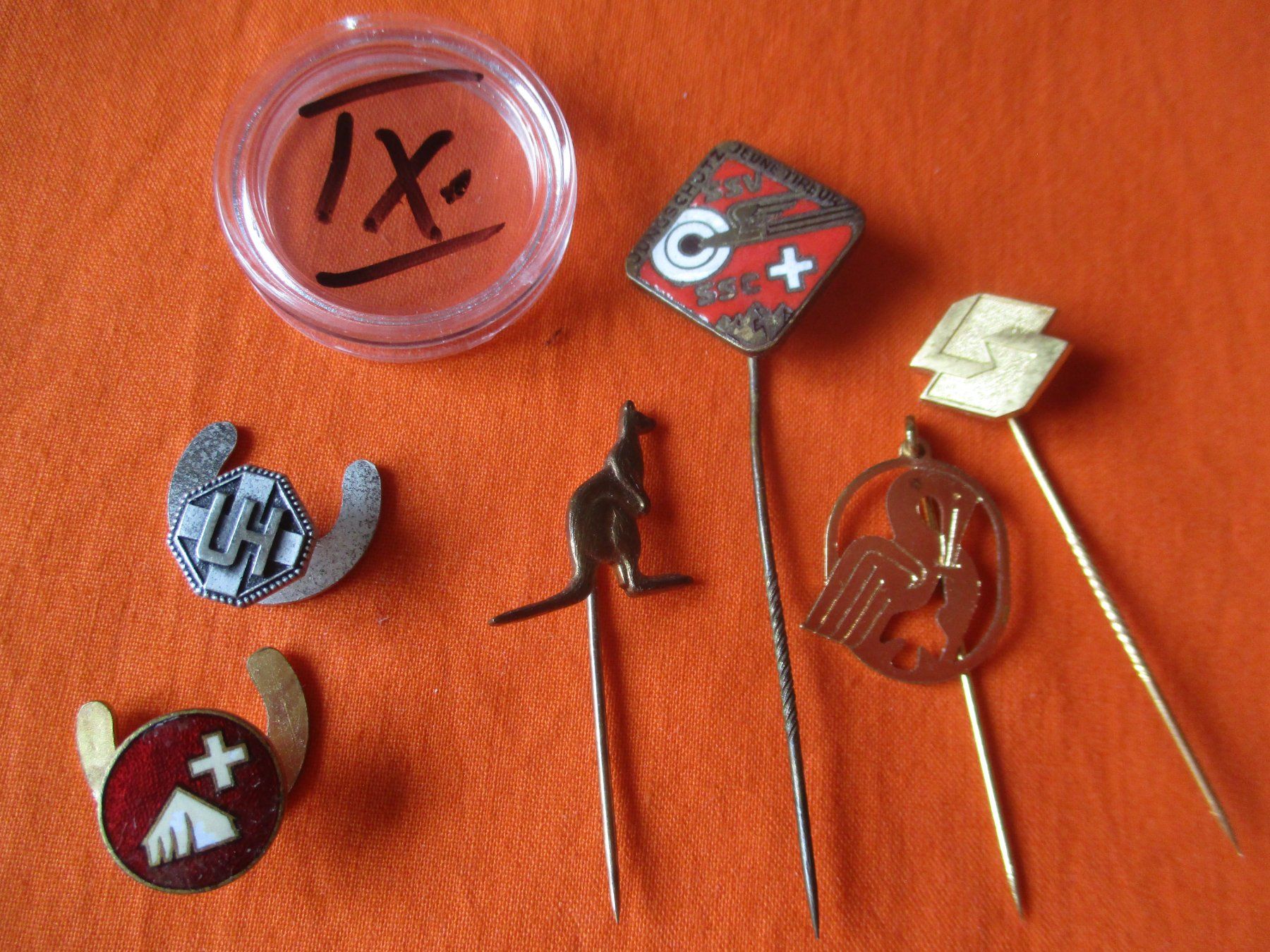 Plaquettes & Badges: 6 x Anstecknadel Reversknopf – D'occasion à Birsfelden par alles-muss-raus