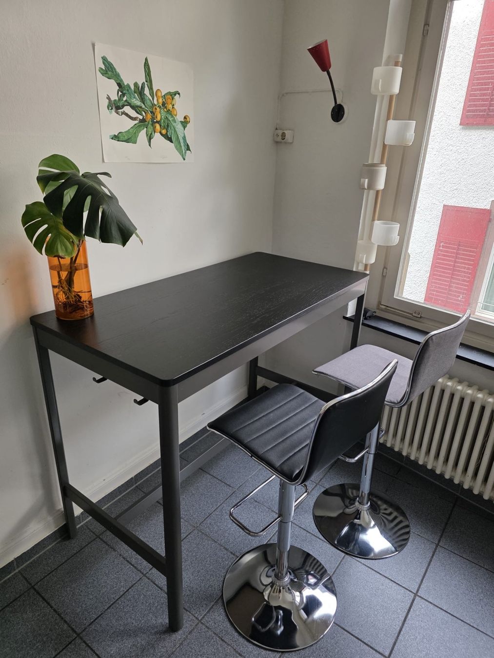 Set di tavolo e panche: Bartisch mit zwei Barhockern schwarz – Usato da Zürich venduto da chi_hn56 1