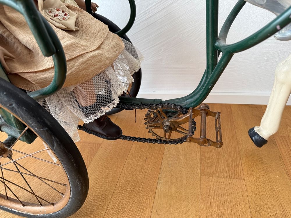 Antike Pferdekutsche mit Puppe, Spielzeug 8