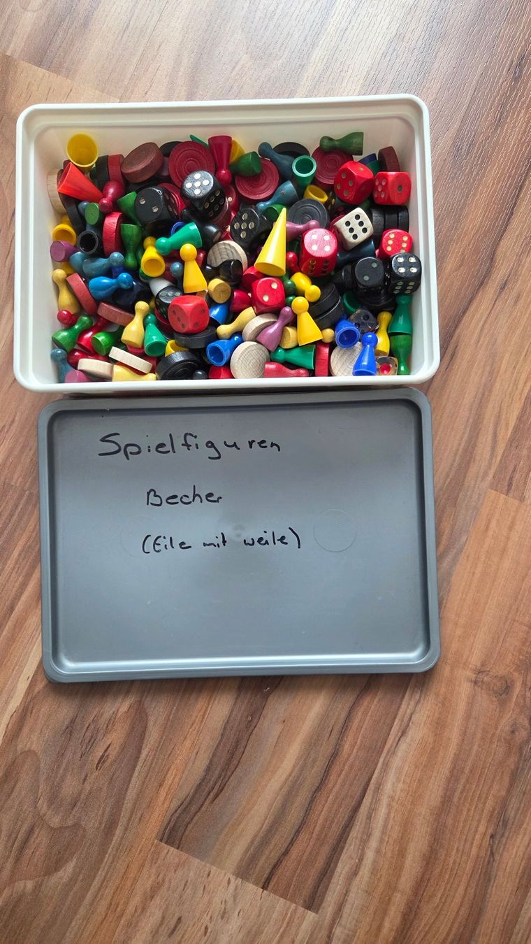 Giocattoli: Box voller Spielfiguren / Würfel – Usato da Bösingen venduto da Soene91 1