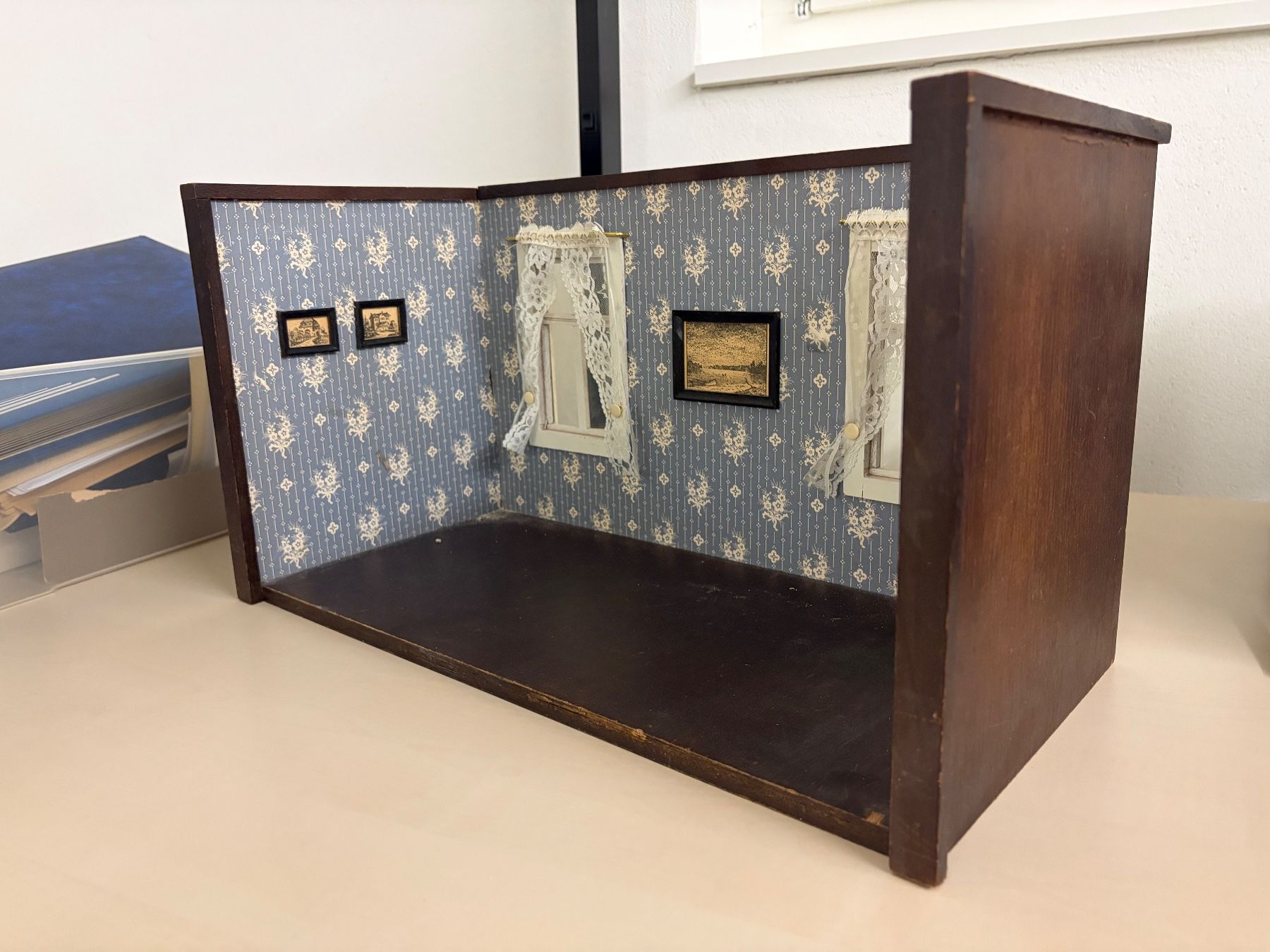 Case e mobili per bambole: Pupenstube – Usato da Galgenen venduto da Crystaldisplay 3