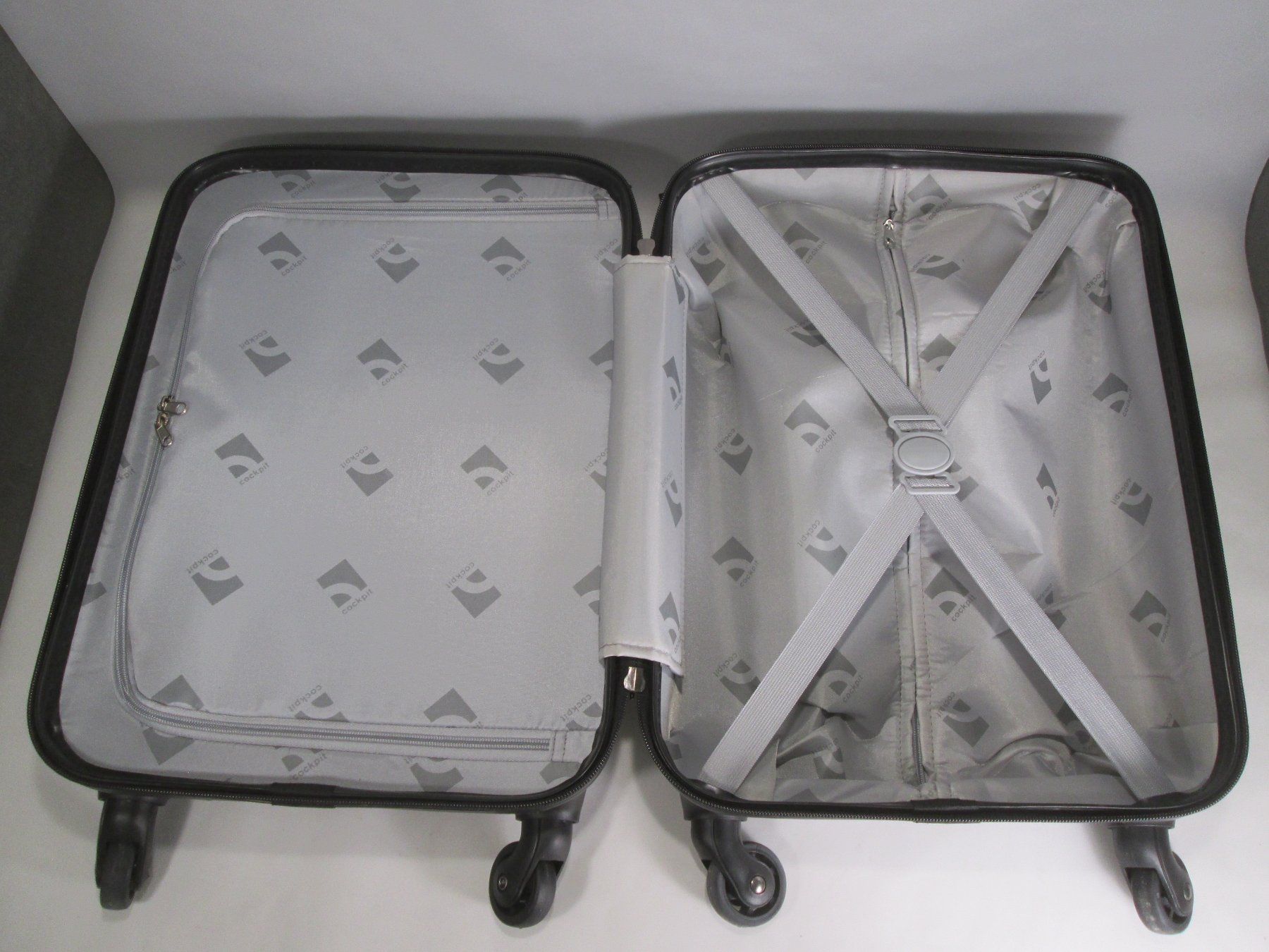 Valigie: COCKPIT Rollkoffer / 53 x 33 x 20,5cm / NEU – Nuovo e nell'imballaggio originale da Rapperswil SG venduto da designandmore 1