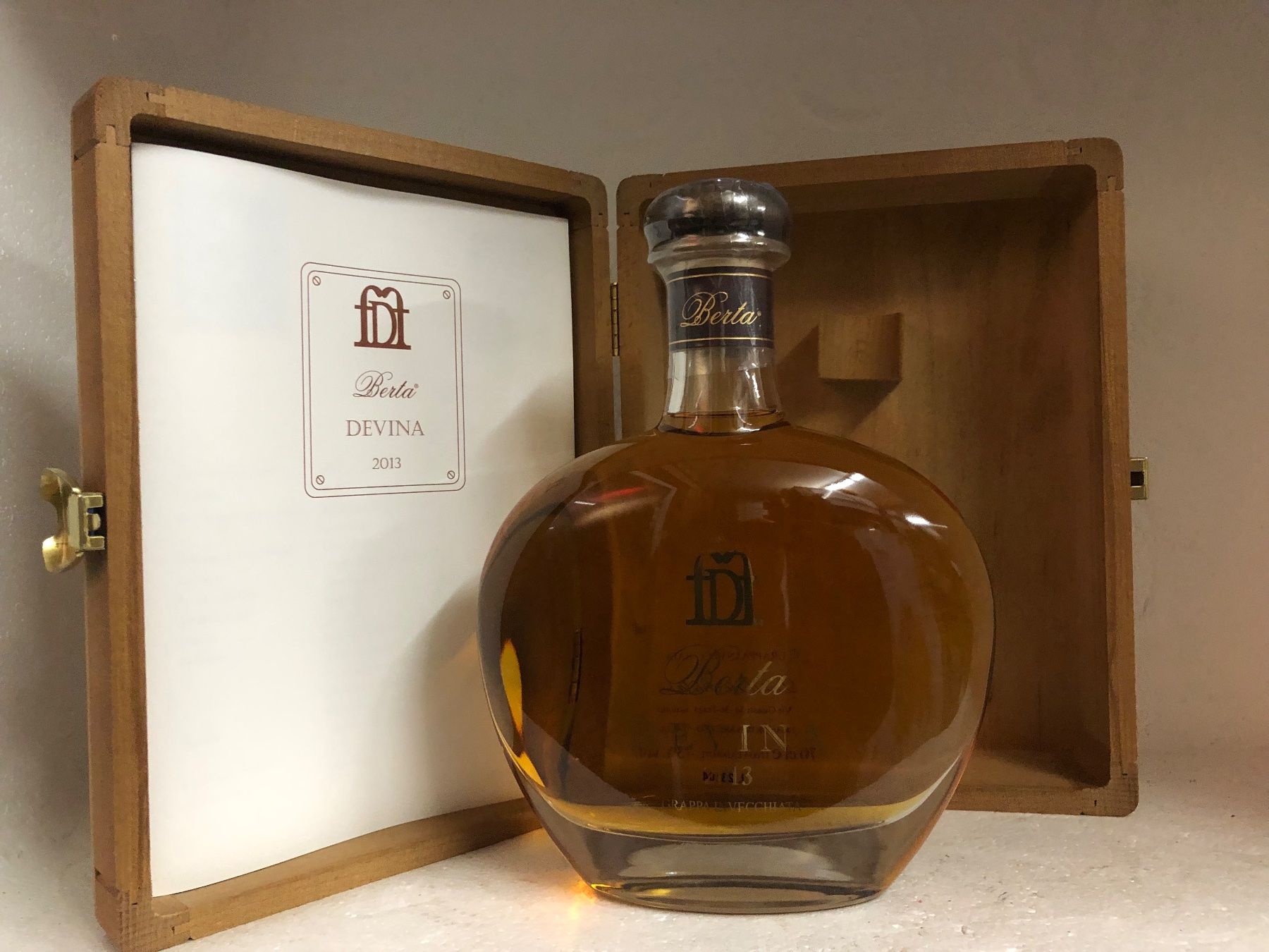 Berta Spiritueux: Grappa Berta Devina in edler Holzkiste 2013 – Neuf avec emballage d'origine à Wöschnau par Vinsale