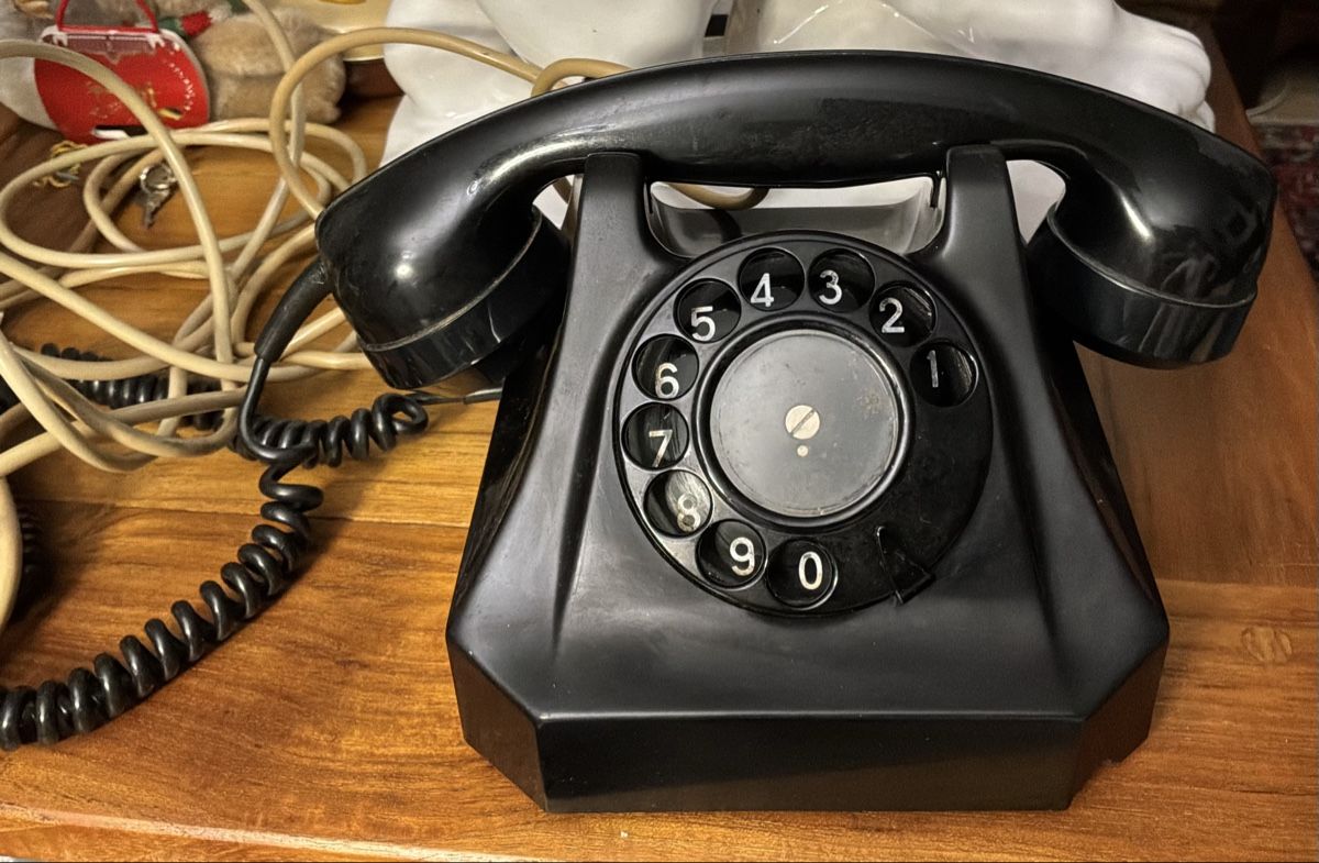 Telefoni: Altes PTT Telefon mit Wählscheibe – Usato da Basel venduto da Lithoklast