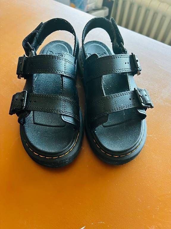Scarpe per ragazzi: Sandales Dr Martens taille 34 – Usato da Bevaix venduto da pat_pn9c