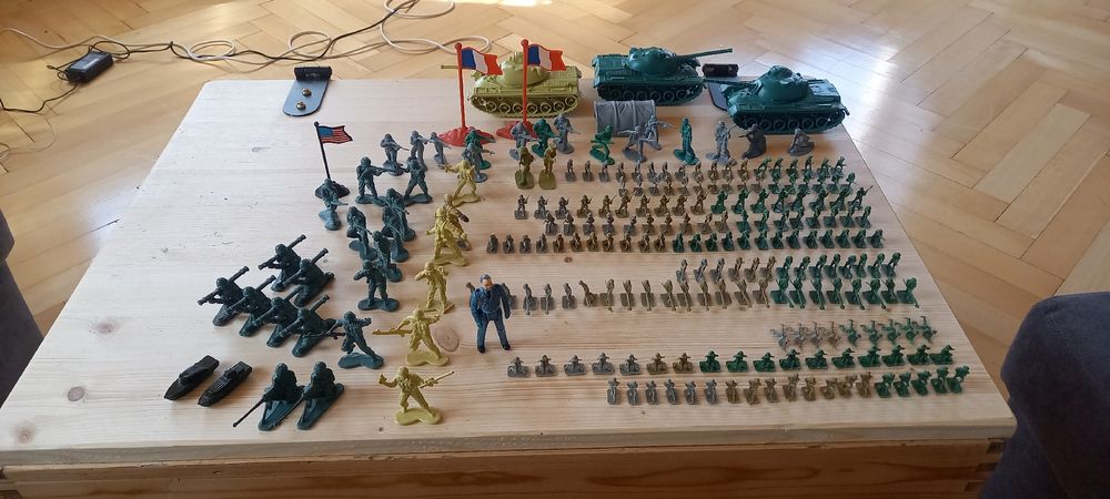 LOT PETITS SOLDATS plastiques divers EUR 1,00 - FR