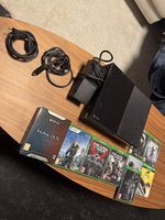 XBox One mit 2 Controllern, 8 Spielen & Zubehör