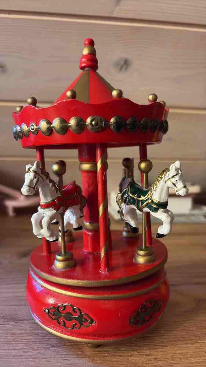 Alle Dekorationen: Carrousel musical décoratif rouge doré – Gebraucht aus Le Locle von Charlotte_122