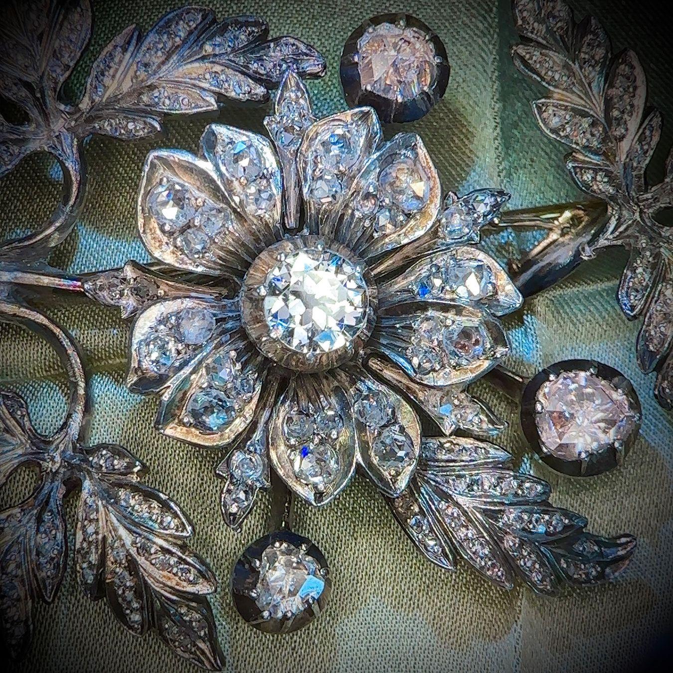 Spille & Fermagli: Antique Diamond set Floral-spray Brooch – Usato da Embrach venduto da estzeh1