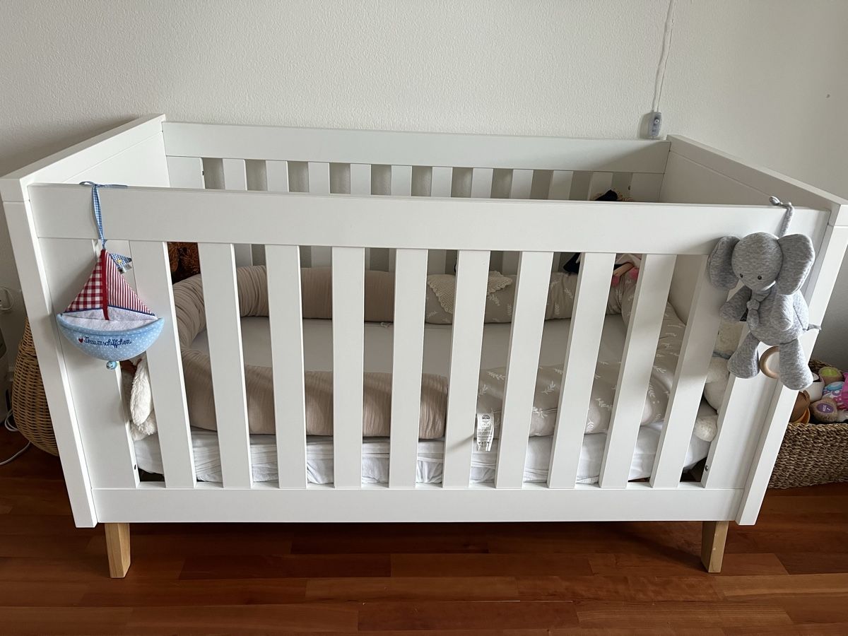 Letti: White Baby Cot with Mattress – Usato da Basel venduto da cib_2dqm