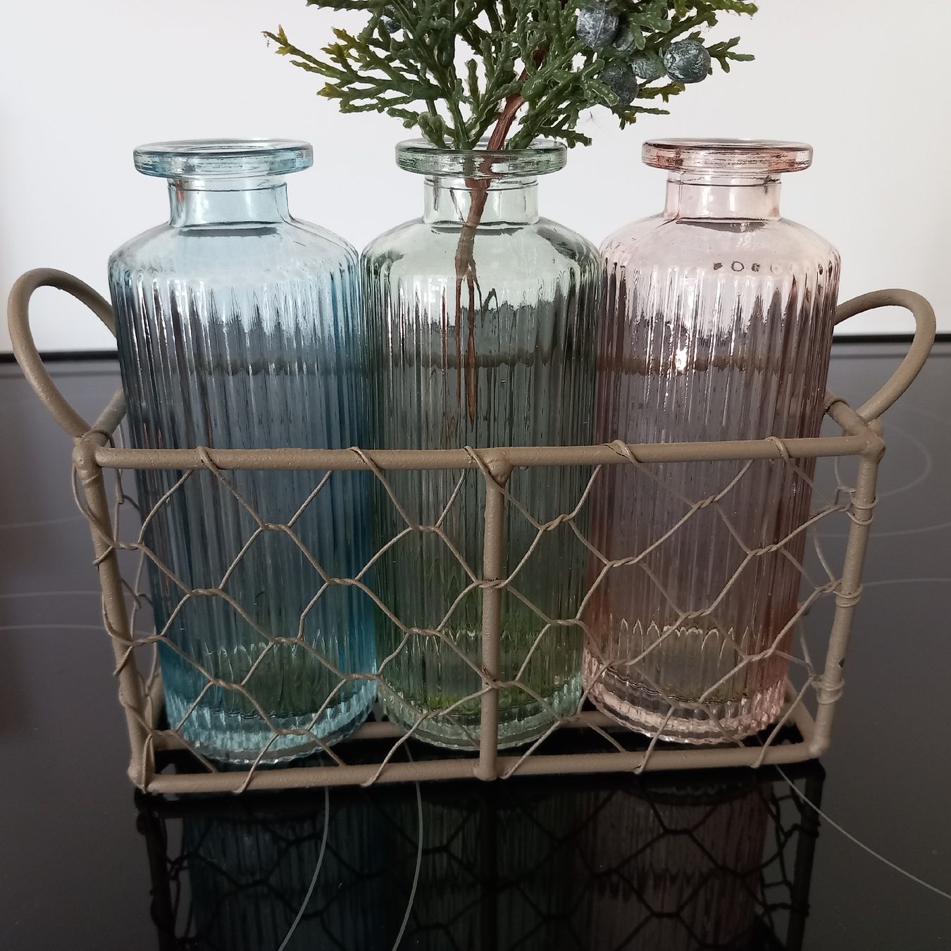 Vasi & Recipienti: Drei Farbige Fläschli Väseli, Glas, Körbli – Nuovo (secondo la descrizione) da Aegerten venduto da gismolini