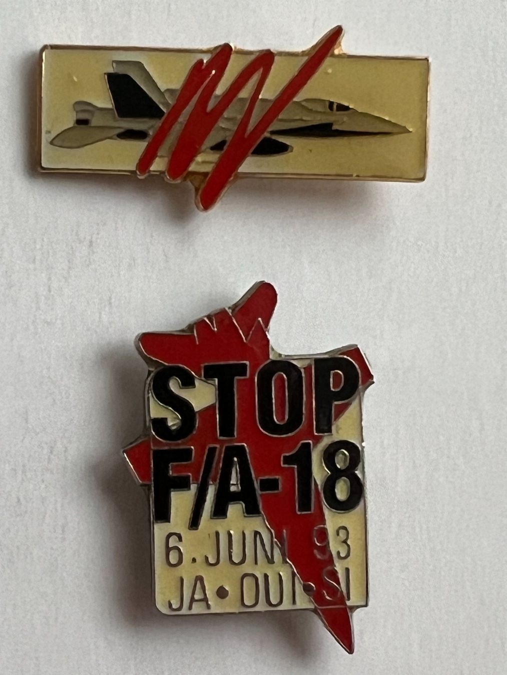 Schweizer Armee Plaketten & Abzeichen: 2 Pins "Stop Kauf der F/A-18" – Neu (gemäss Beschreibung) aus Winterthur von Green-Future 3