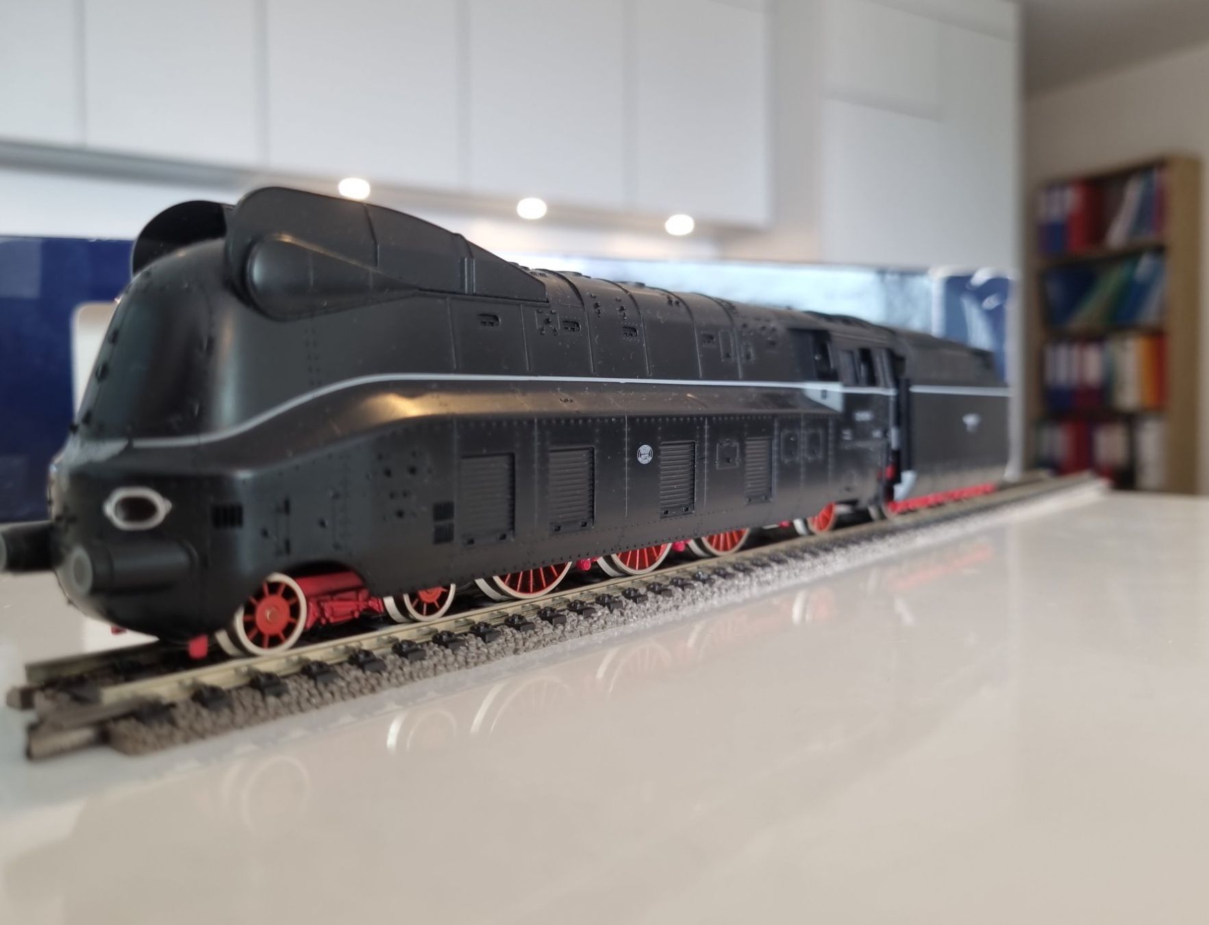 Fleischmann Modelleisenbahnen: Fleischmann DR Stromlinienlok 4172 DCC Digital – Gebraucht aus Zürich von nibadi 2
