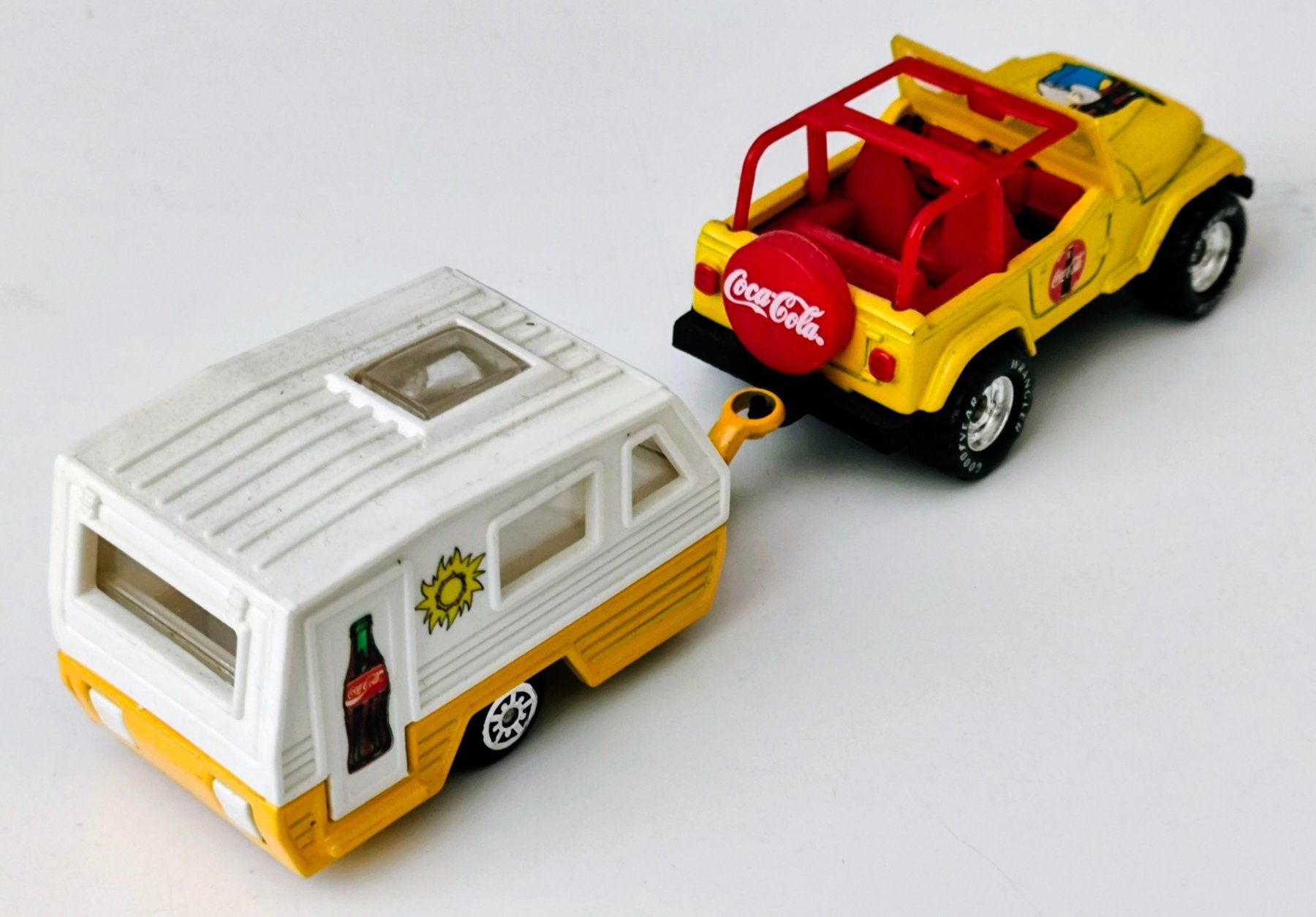 Coca-Cola Modellini d'auto: Coca-Cola Jeep mit Wohnwagen (10) – Usato da Pfäffikon ZH venduto da Colacity 2