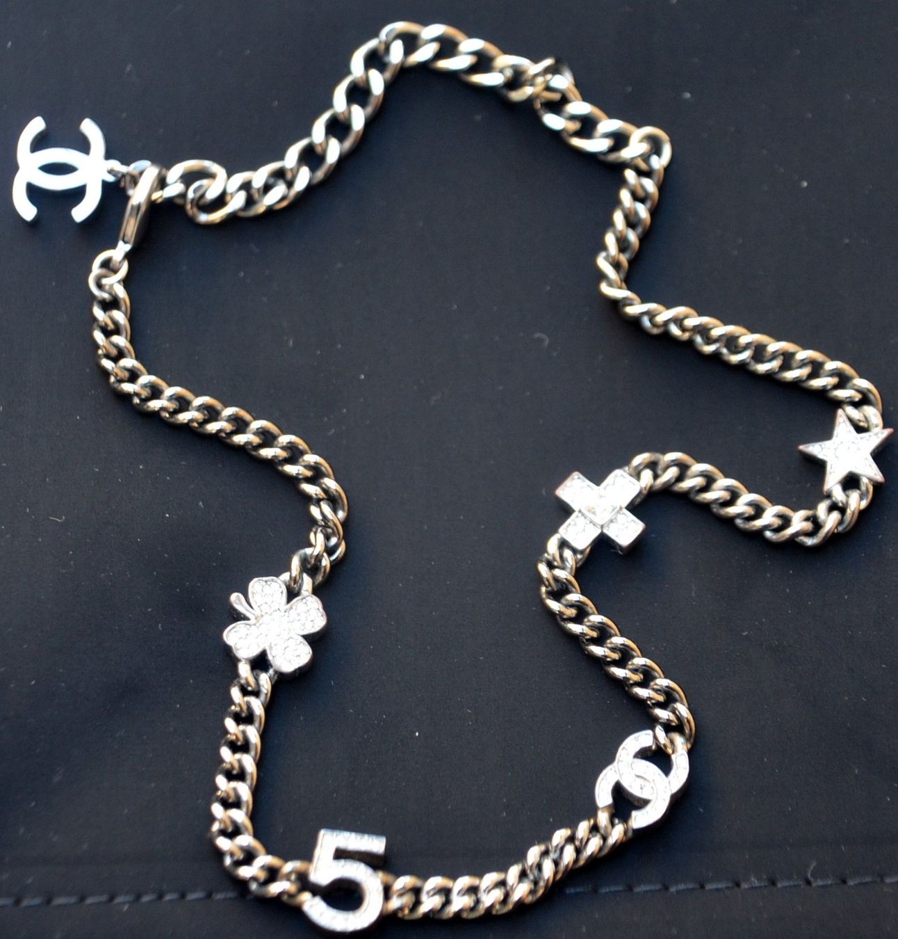 Chanel Catenine: Chanel Halskette /  Collier – Usato da Collonges venduto da arashee 1