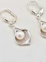 Calla Lilien Ohrringe, versilbert mit Zuchtperlen Neu