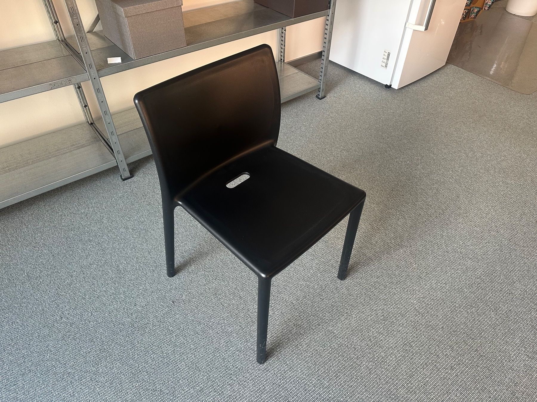 Chaises: Stuhl schwarz Kunststoff – D'occasion à Zürich par rom_sh7s