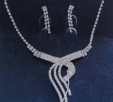 Parure étincelante collier et boucles d'oreilles en strass