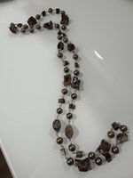 Halskette mit braunen Perlen und Steinen