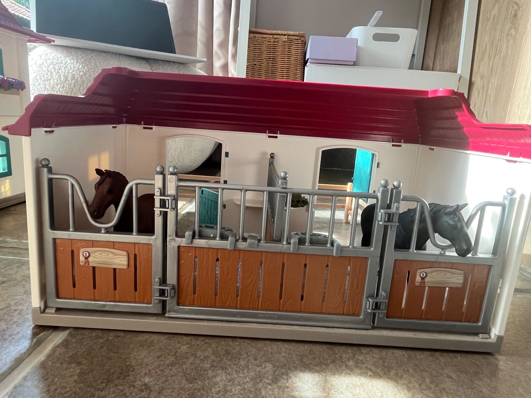 Schleich Giocattoli: Schleich Pferdehaus und Stall – Usato da Zürich venduto da Nellyliva01 8