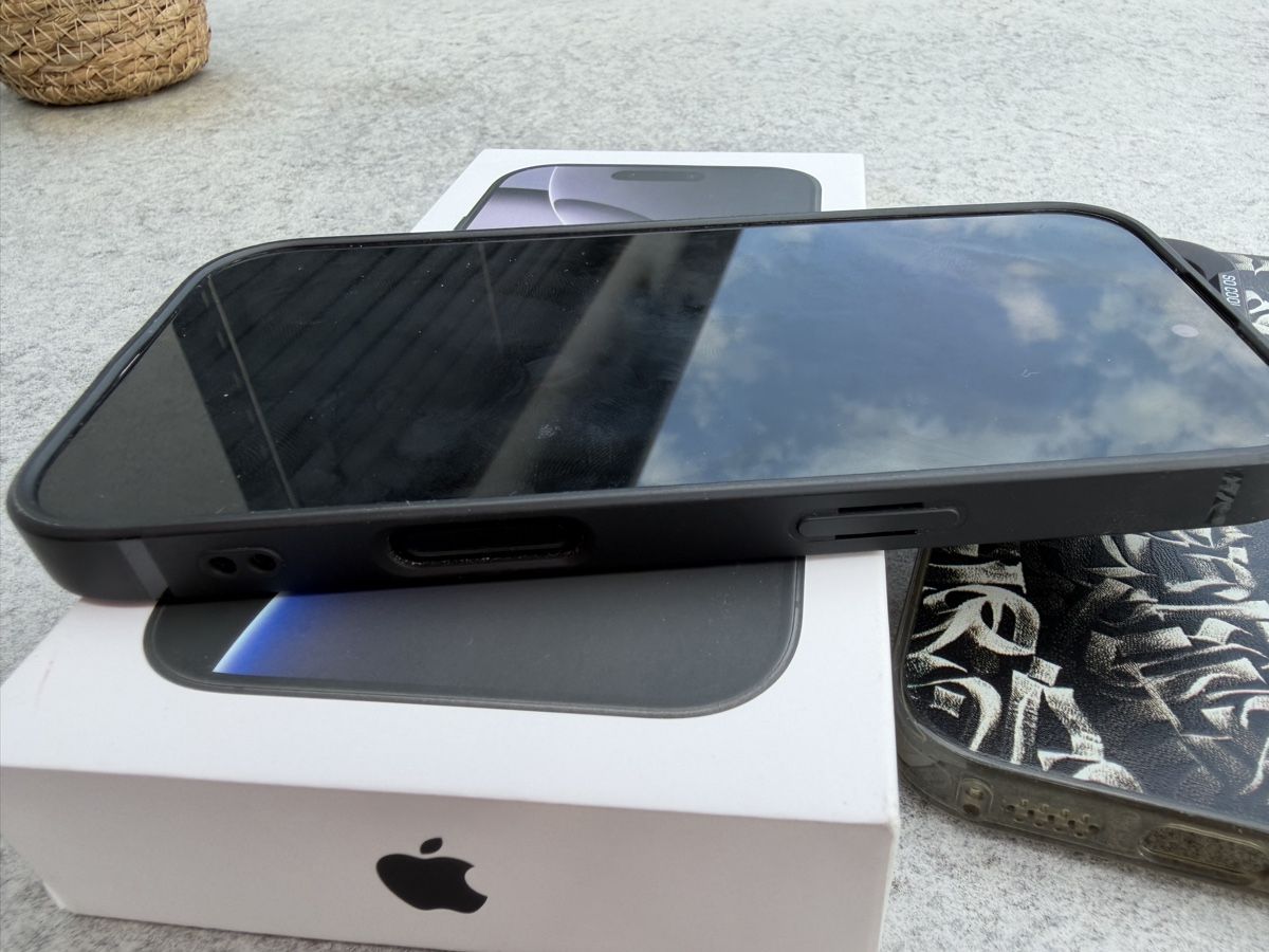 Apple Handys / Smartphones: iPhone 16 pro – Gebraucht aus Zürich von Yoni_to 4