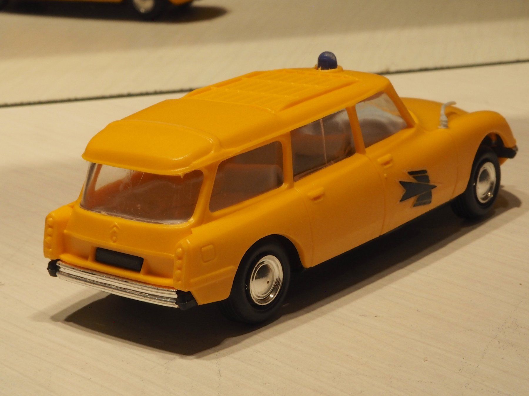 Citroën Modellautos: Citroen DS Break Post - Injectaplastic – Neu (gemäss Beschreibung) aus Winterthur von 602ccm 2