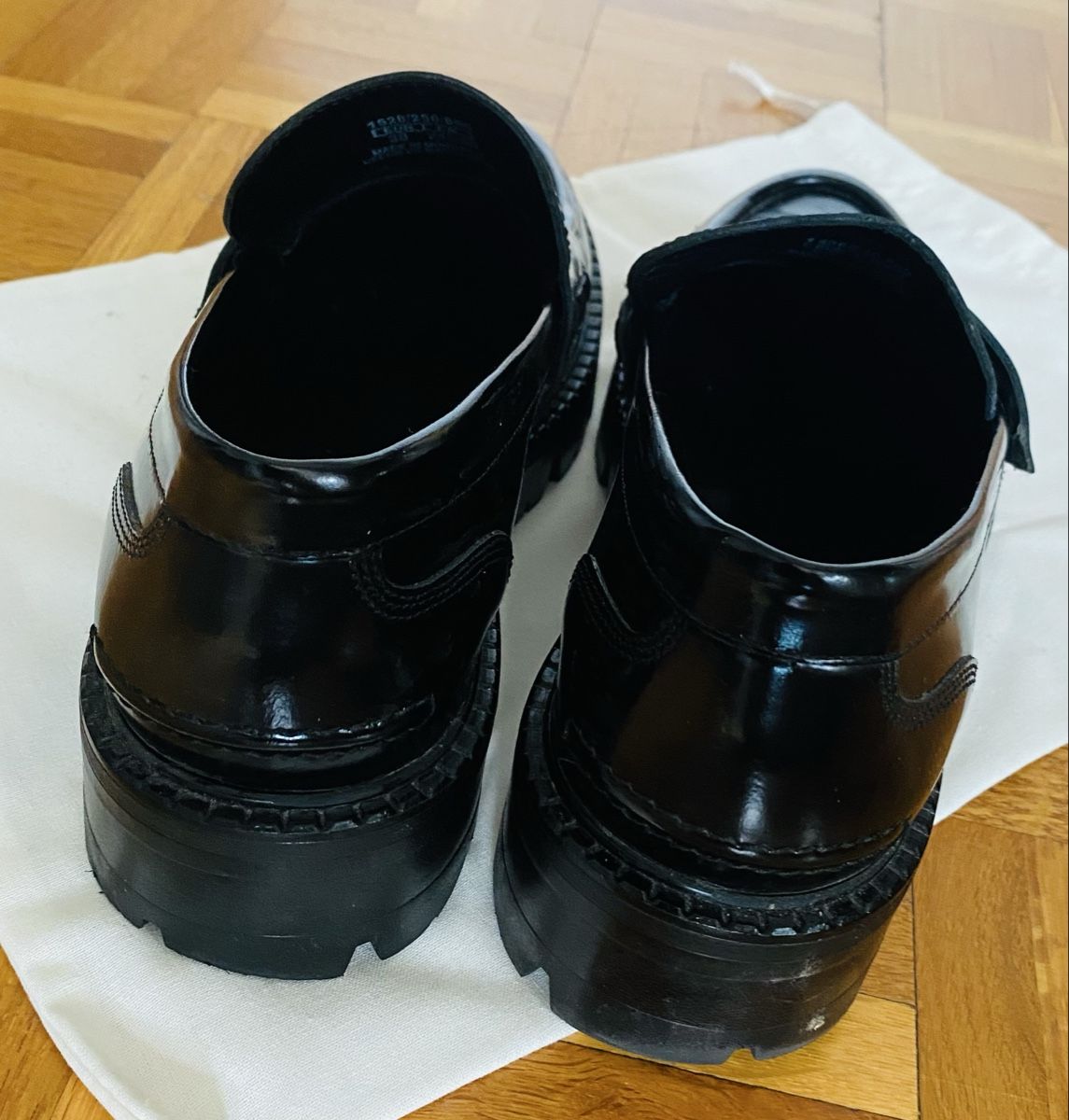 Massimo Dutti Scarpe da donna: Schwarze Lack-Loafer mit Profilsohle – Usato da Lugano venduto da mariavenezia 2