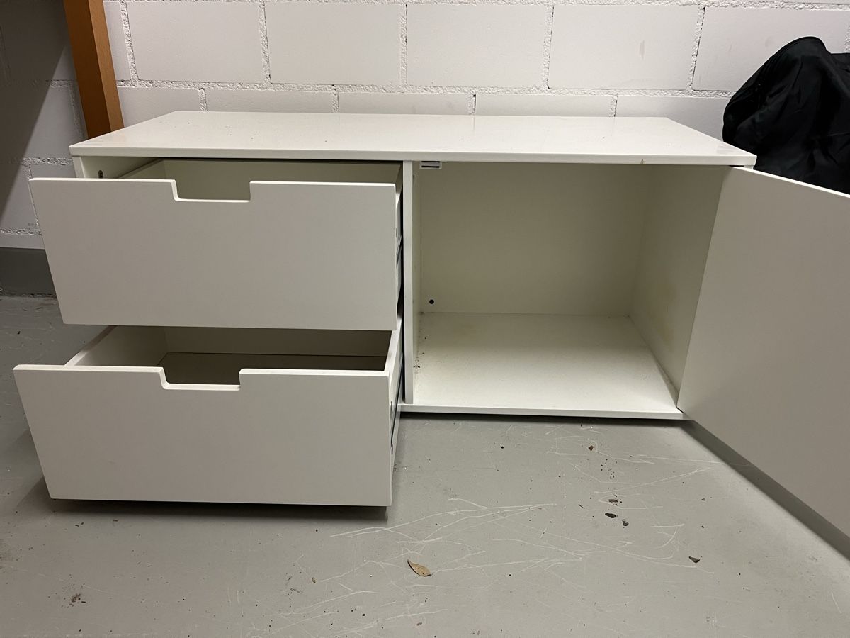 Cassettiere: Weisses Sideboard mit 2 Schubladen und Schrank – Usato da Dübendorf venduto da TOezdemir 1