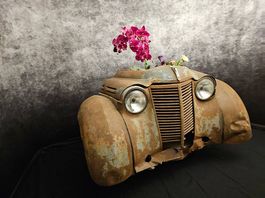 Renault Juvaquatre Front Oldtimer-Deko mit Patina & Blumen