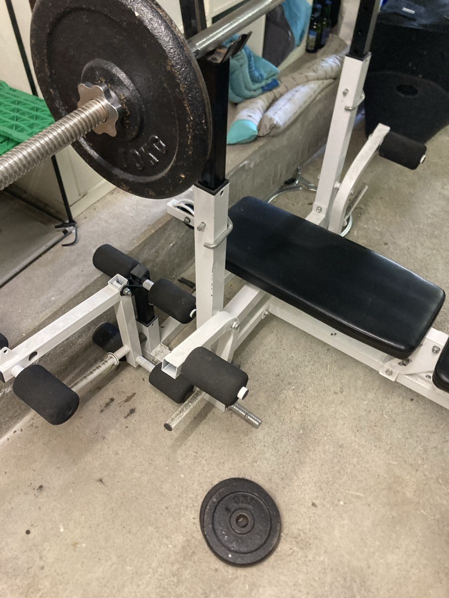 Hometrainer: Weight bench with barbell and weights white condition – Gebraucht aus Baar von dan_t65k 1