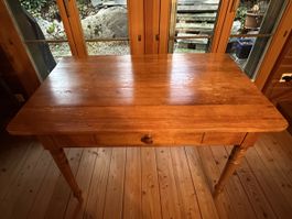 Charmanter  Massivholztisch mit Schublade