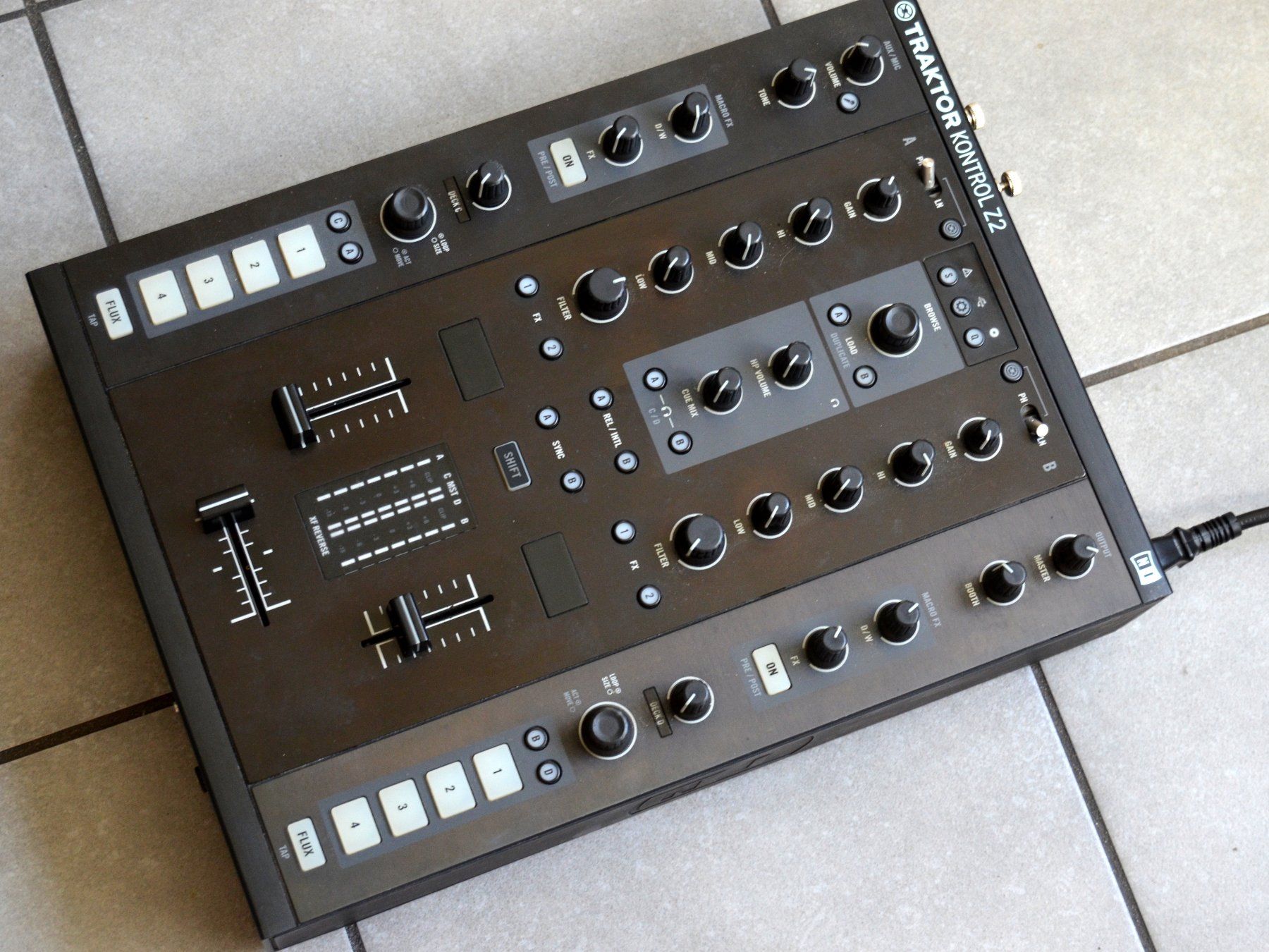 Traktor Console di mixaggio: Traktor Kontrol Z2 DJ Mixer / Table de mixage – Usato da Collonges venduto da arashee 1