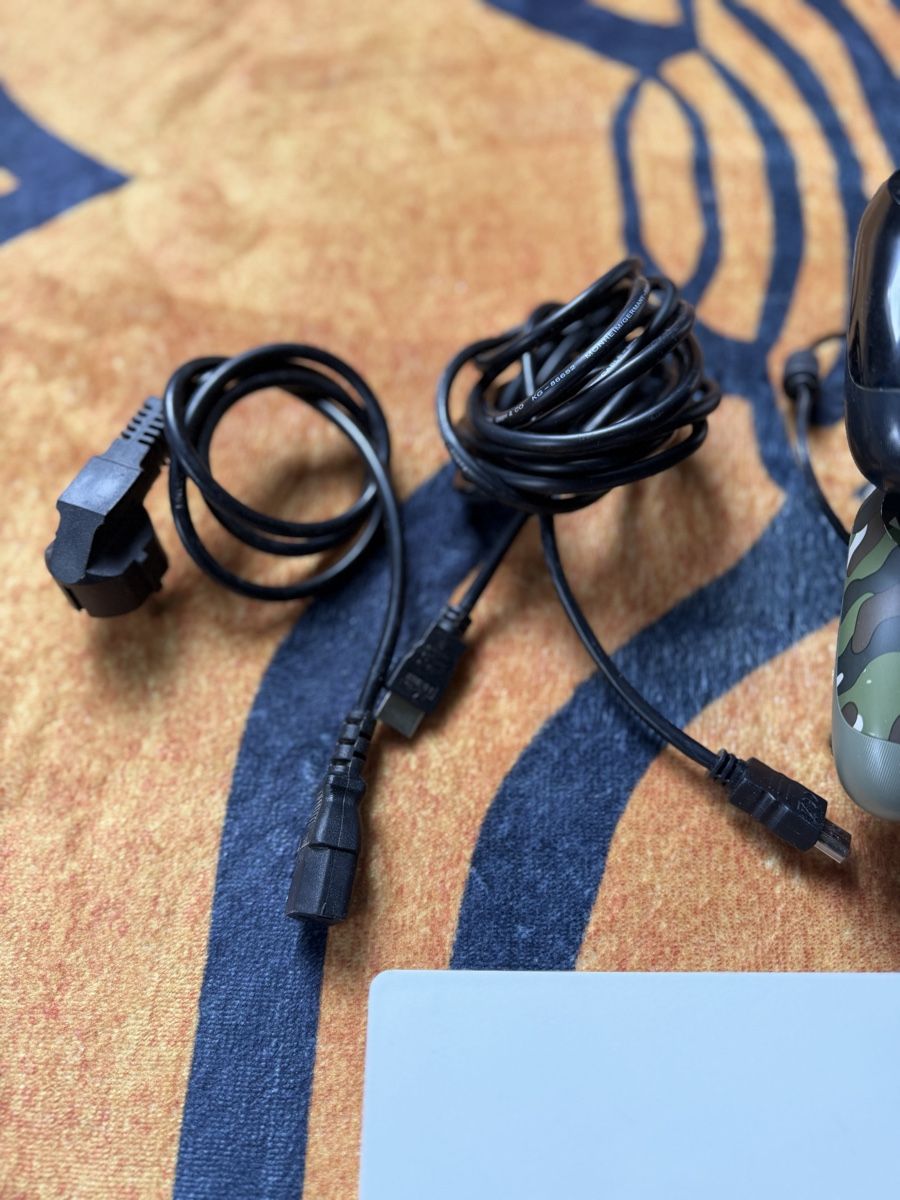 Sony Console: Weisse Playstation 4 Pro mit 2 Controller + Zubehör! – Usato da Hombrechtikon venduto da mar_fbp2 4