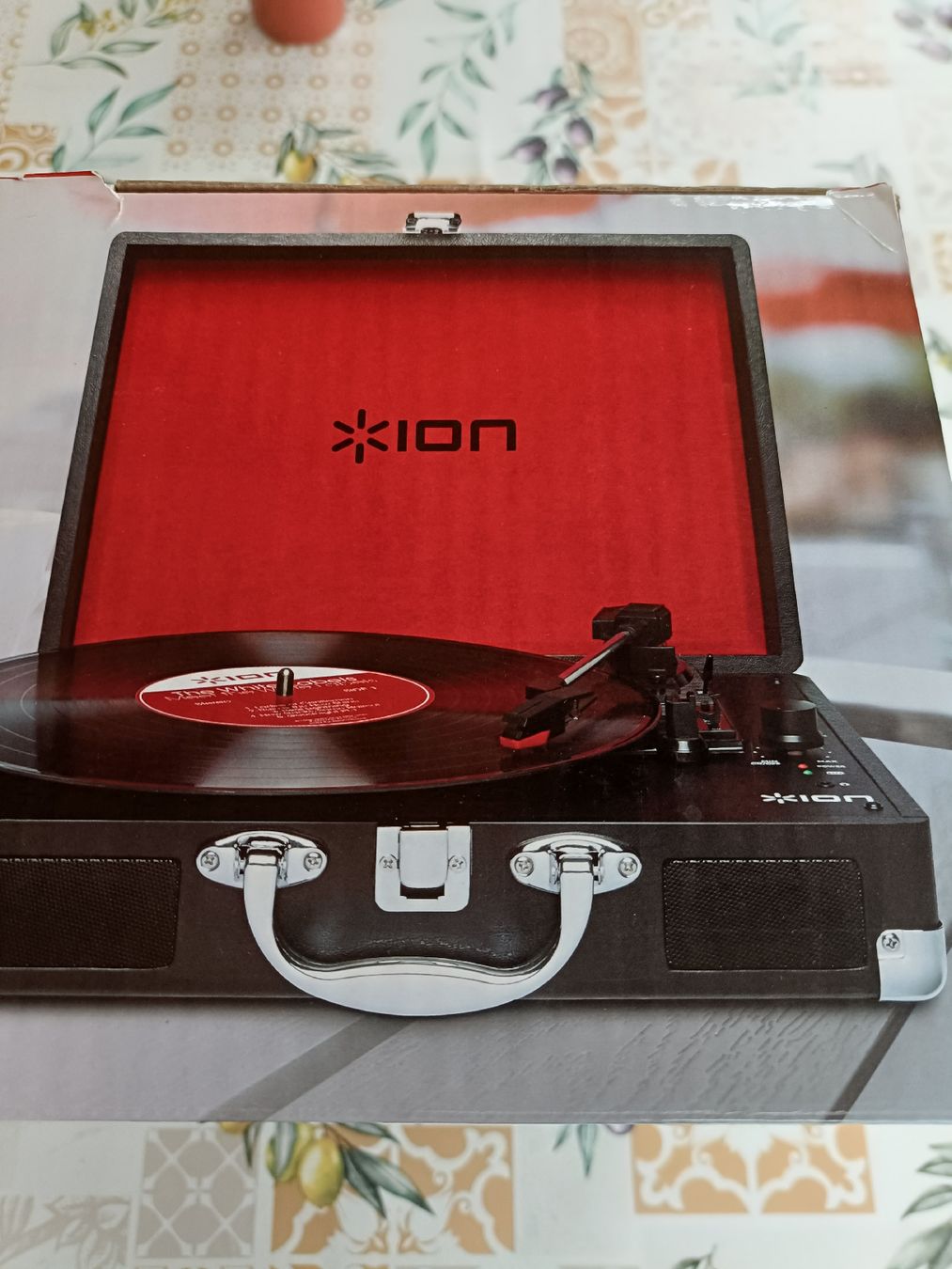 Tourne-disques: ION Vinyl Motion Portable Suitcase Turntable – Neuf (Voir description) à Lostallo par cha_lx5j 1