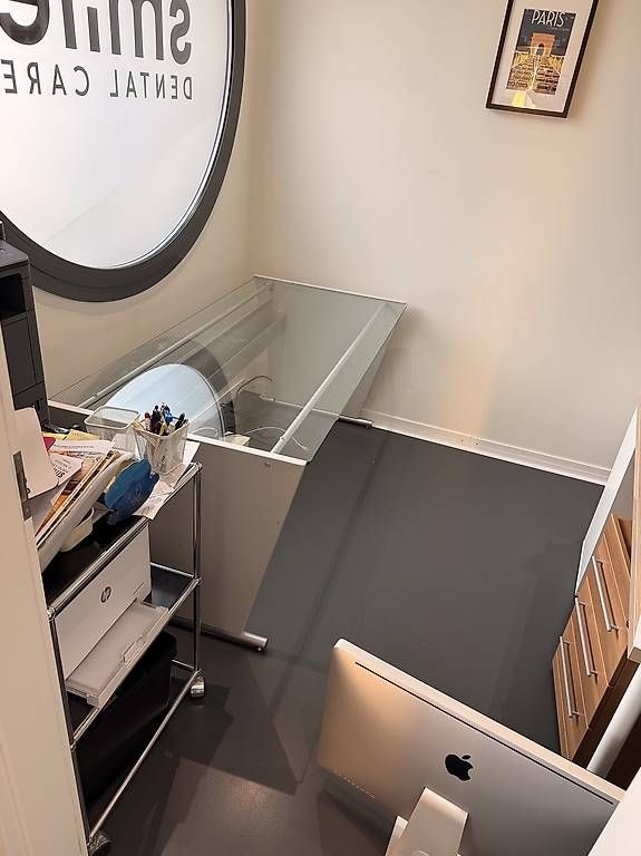 Scrivanie: Bureau avec plateau en verre  – Usato da Vandoeuvres venduto da phi_l57p