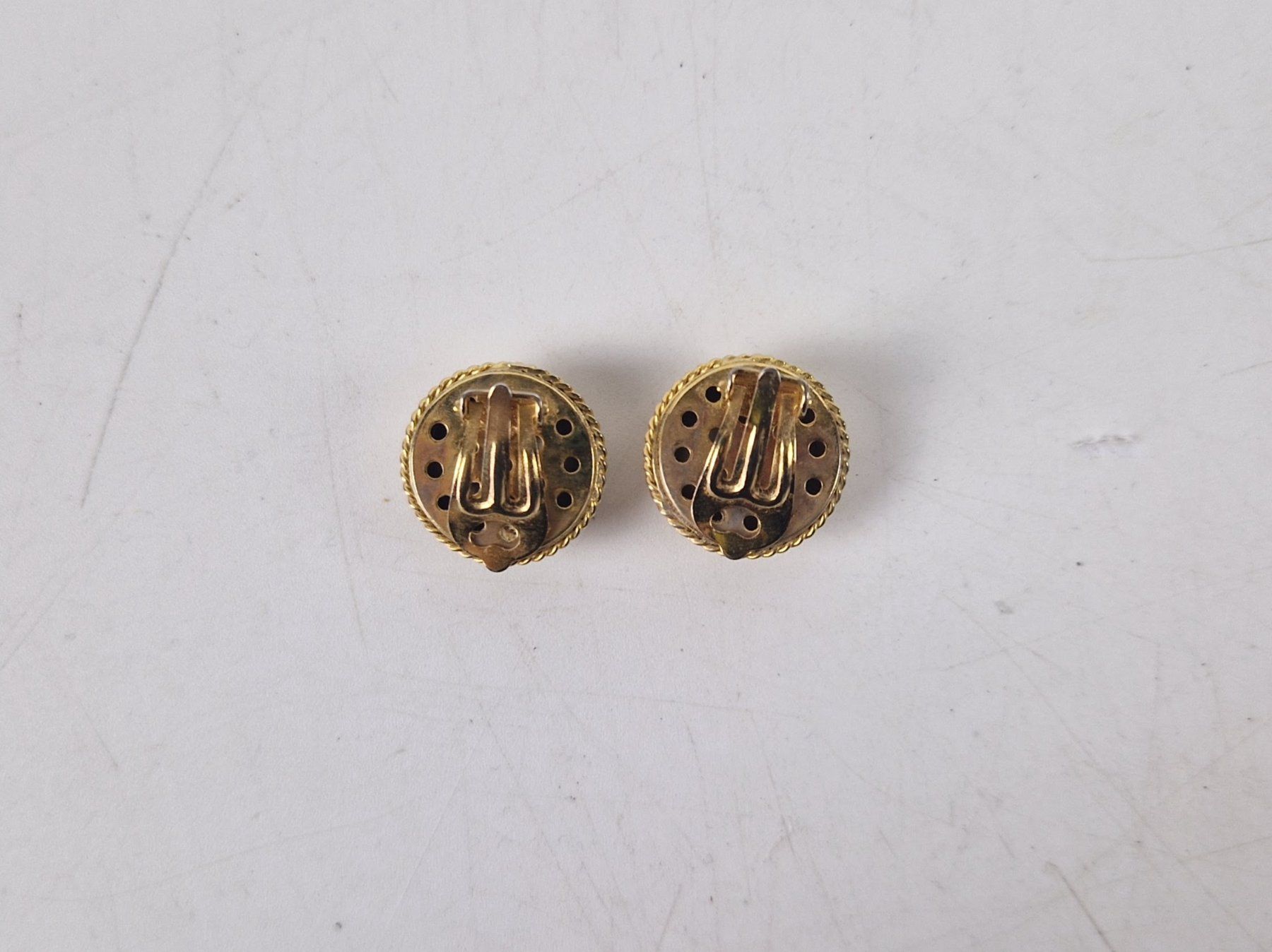 Ohrringe & -stecker: Runde Clip-Ohrringe in Goldfarbe – Gebraucht aus Muhen von Restwert_Muhen 2