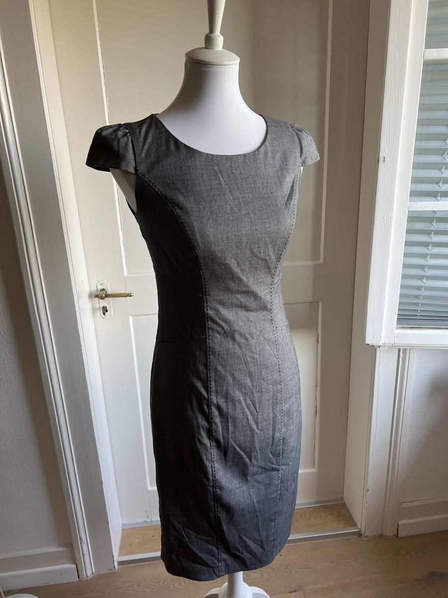 Vestiti: neu: Kleid, Grau, Gr. 36, Figurbetont – Nuovo (secondo la descrizione) da Oensingen venduto da SchickeDame 1
