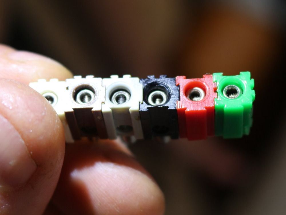 Modelleisenbahnen: H0 Steckers mit Querloch - Set mit 25 Stk. spezielle Version – Gebraucht aus Roveredo GR von  4