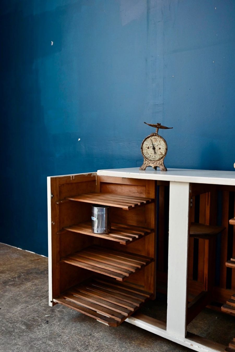 Buffets: Commode rétro à clayettes Art Déco bois peint – D'occasion à COLMAR par Sophiebellelurette 5
