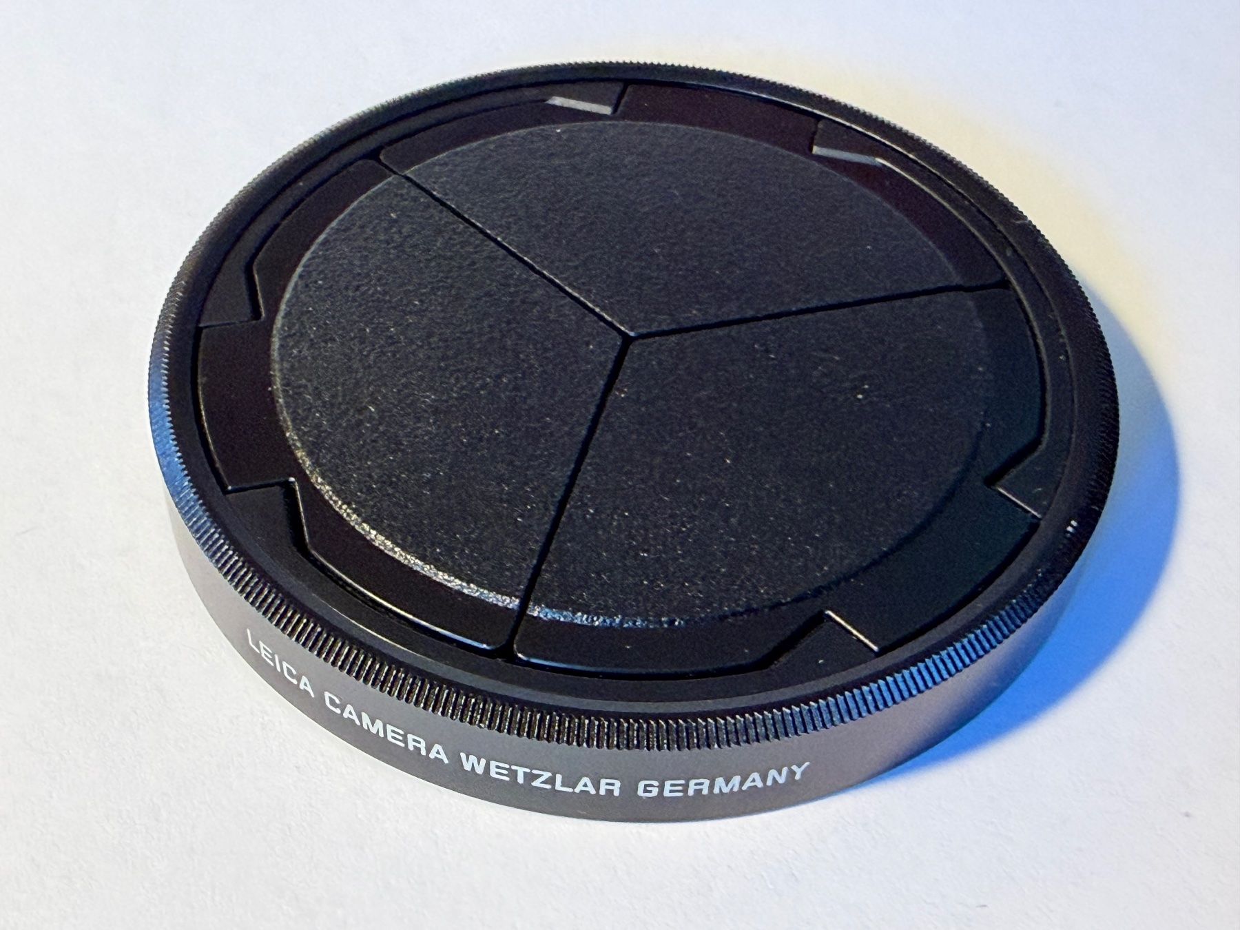 Leica Obiettivi: Leica D-Lux automatischer Objektivdeckel  Automatic Lens cap – Usato da Rehetobel venduto da justleg0304