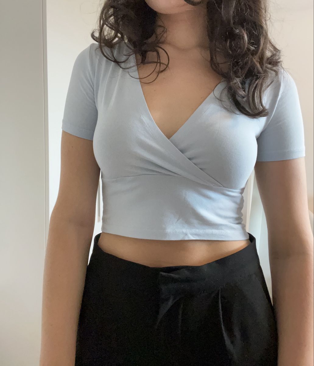 Top: Blaues Crop Top mit V-Ausschnitt – Nuovo (secondo la descrizione) da Frauenfeld venduto da vik_d96k 2