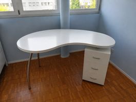 Eleganter Schreibtisch in modernem Design weiss