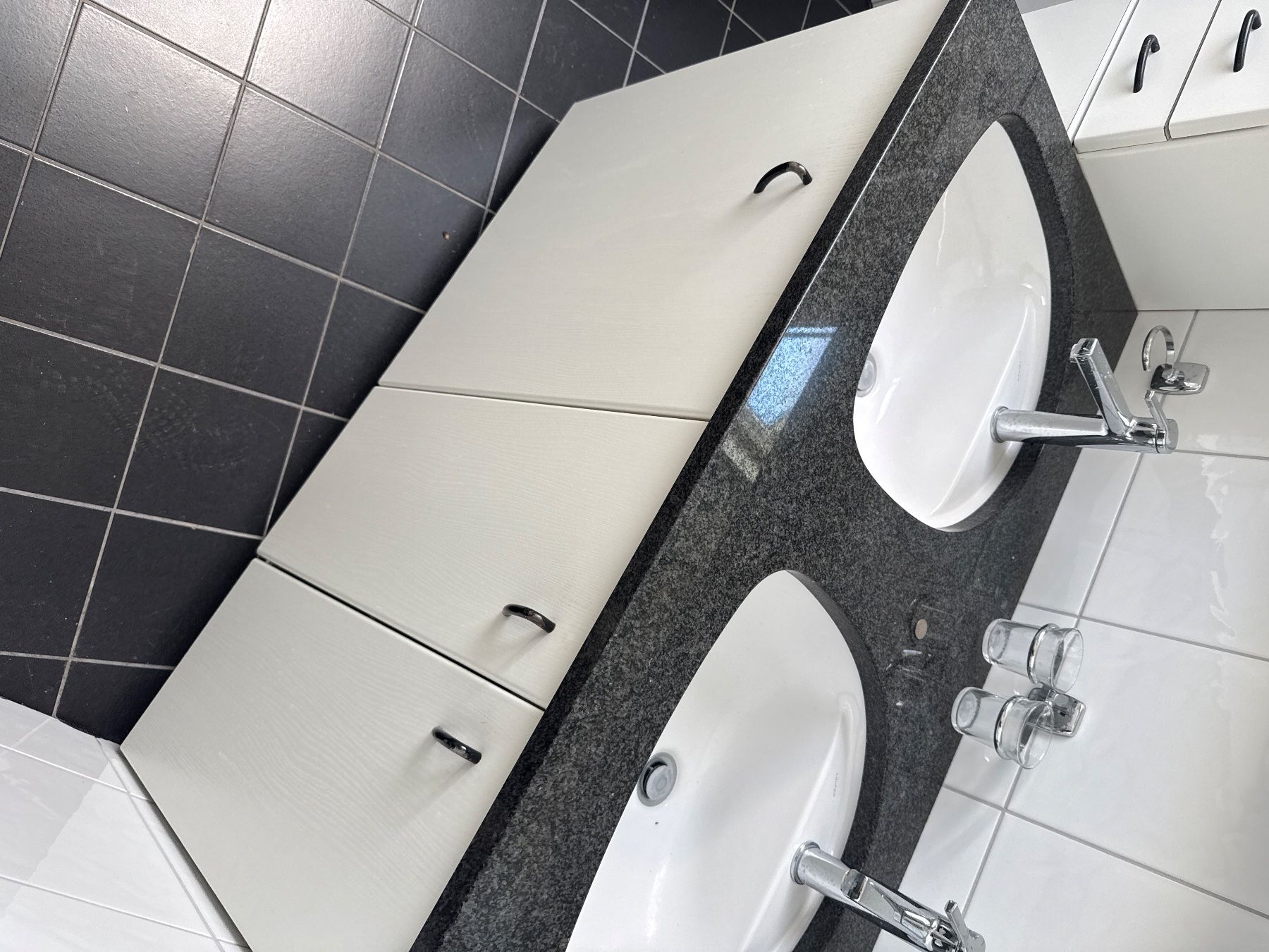 Spülbecken & Waschbecken: Doppelwaschtisch mit Granitabdeckung und Unterschrank – Gebraucht aus Olten von cel_6jhh